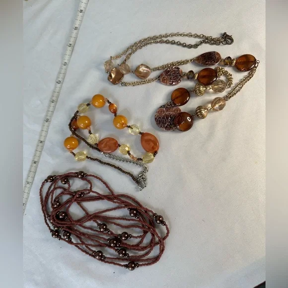 Group of 5 neutral tone beige and brown necklaces - Picture 6 of 7